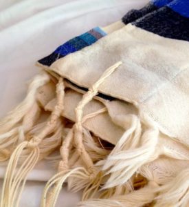 https://sephardicu.com/wp-content/uploads/2019/11/tzitzit-photo-credit-by-The-Modern-Rabbi.jpg