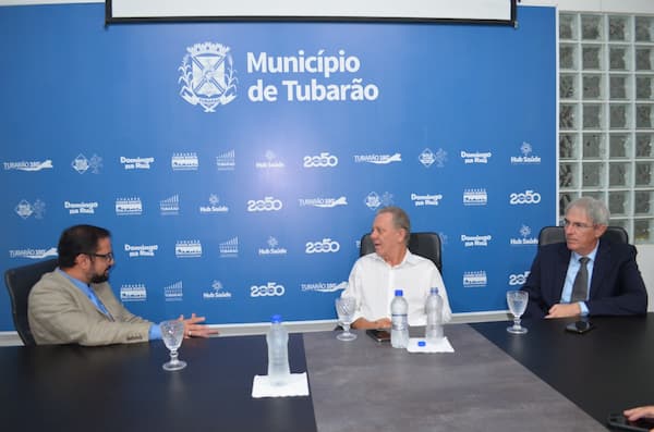 Meeting with the Mayor (center) of Tubarão city (Santa Catarina state)