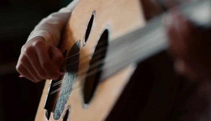 man playing the oud Sephardic Music Featured image